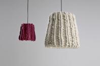 Gemütlich wie bei Oma: Bei der Stricklampe „Granny“ ließen sich die italienischen Designer von ihren Kindheitserinnerungen inspirieren, als Großmutter an kalten Winterabenden strickend vorm Kamin saß und Geschichten erzählte. "Granny“ ist ein reines Naturprodukt. Die Wolle für den Lampenschirm stammt von Schafen aus den Tälern Tirols und kann laut Hersteller bis zu dem Schaf, vom dem sie stammt, zurückverfolgt werden. Preis ab 215 Euro. Zu kaufen über www.markanto.de.