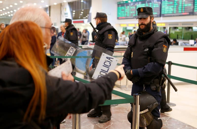 Policías antidisturbios hacen guardia en la estación de tren de Sants, antes de la esperada manifestación de los separatistas catalanes en Barcelona, España, el 16 de noviembre de 2019