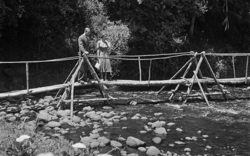 Queen Elizabeth II and the Duke of Edinburgh at Treetops in 1952 - Hulton Archive