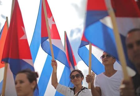 People await the arrival of the caravan carrying the ashes of Fidel Castro in Las Tunas, Cuba, December 2, 2016. REUTERS/Carlos Barria