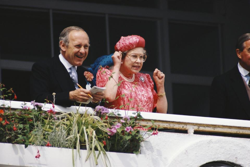 <p>Schneller! Queen Elizabeth drückt, gemeinsam mit ihrem Privatsekretär Sir William Heseltine, einem ihrer Pferde bei einem Rennen 1989 die Daumen. (Bild: Tim Graham Photo Library via Getty Images)</p> 