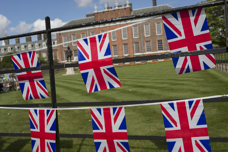 <p>As crowds of royalist well-wishers gather, a spontaneous memorial of flowers, photos and memorabilia grows outside Kensington Palace, the royal residence of Princess Diana who died in a car crash in Paris exactly 20 years ago, on Aug. 31, 2017 in London, United Kingdom. (Photo: Richard Baker/Getty Images) </p>