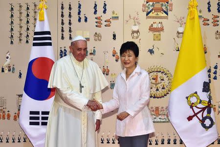 South Korean President Park Geun-Hye (R) shakes hands with Pope Francis at the presidential Blue House in Seoul, August 14, 2014. REUTERS/Jung Yeon-Je/Pool