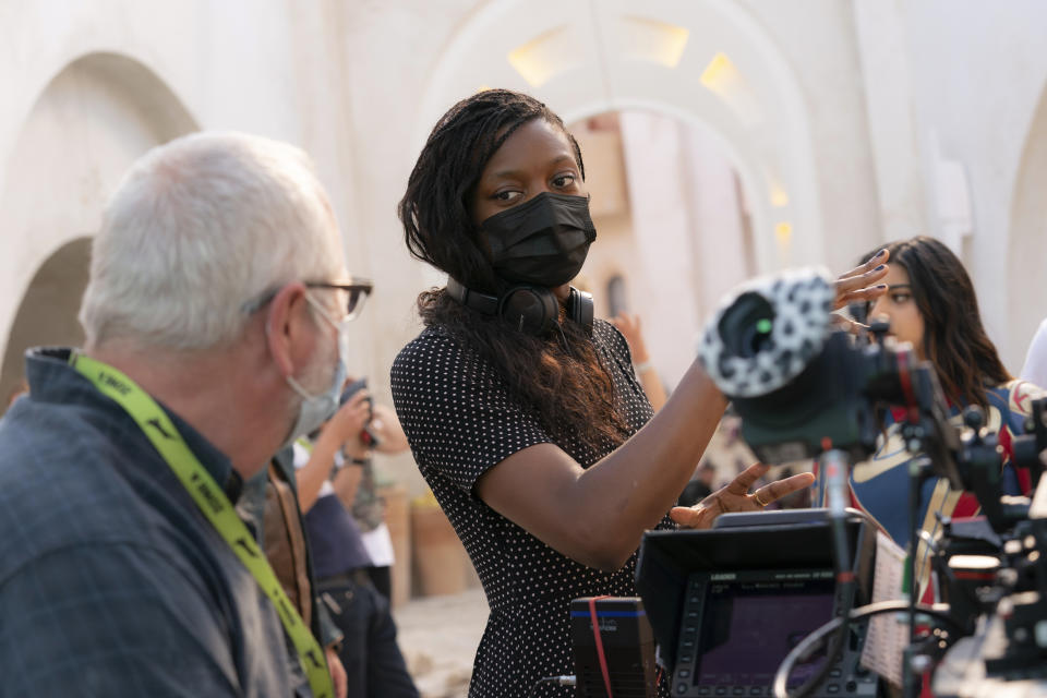 En esta imagen proporcionada por Marvel Studios la directora Nia DaCosta en el set de "The Marvels". (Laura Radford/Disney/Marvel Studios vía AP)