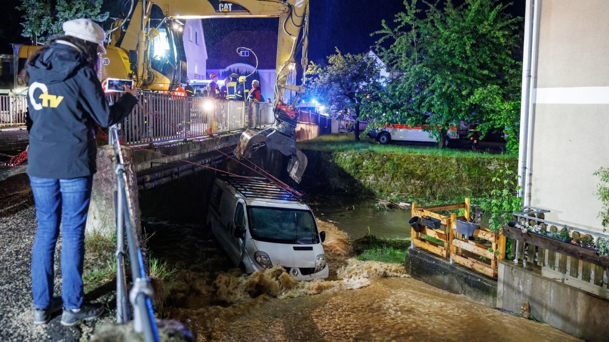 Starke Regenfälle überfluten in Bayern Straßen und Keller. Im Südwesten entspannt sich die Lage dagegen weiter. (Bild: dpa)