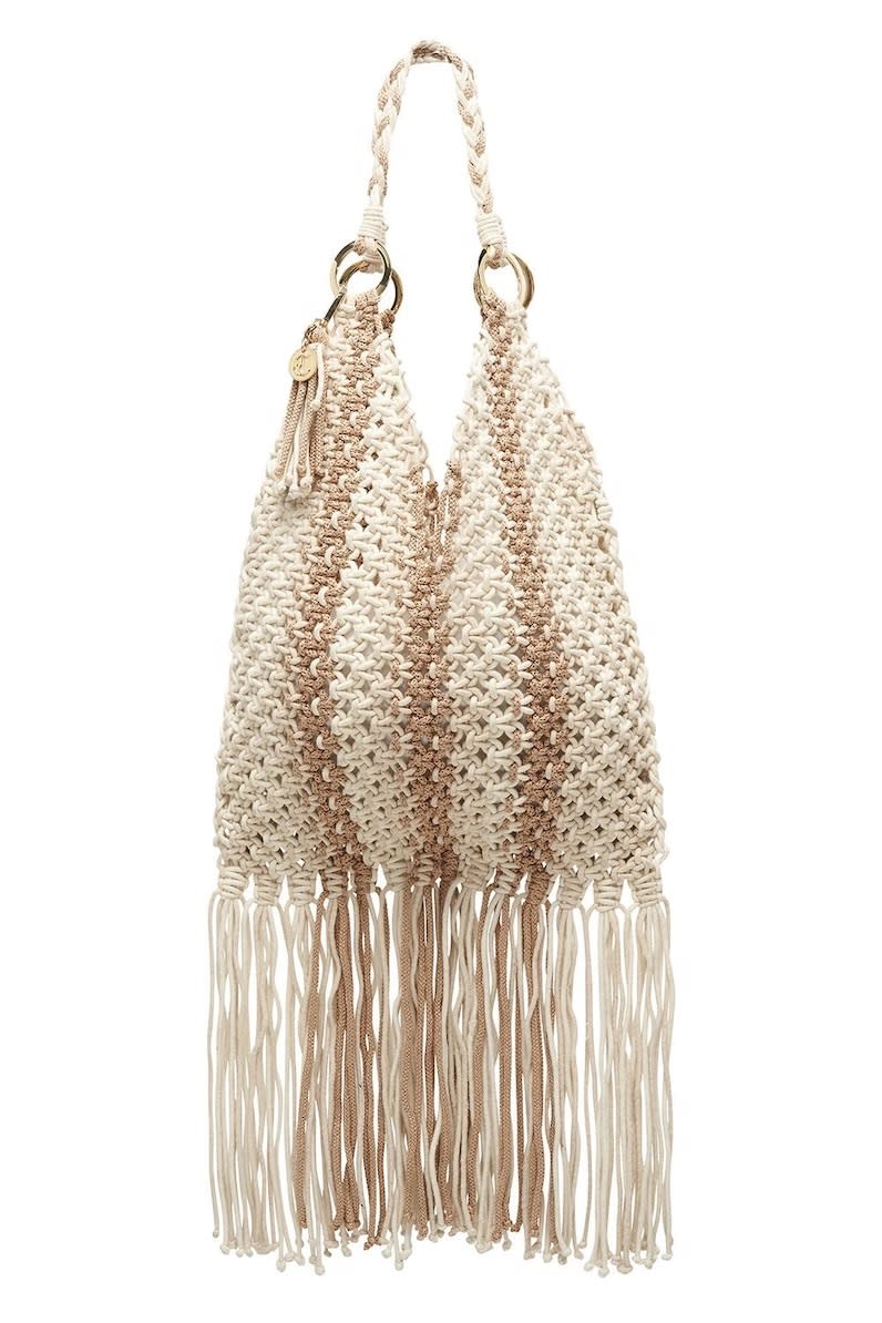 soldé 324€<br><br><a href="https://eu.camilla.com/products/macrame-tote-fair-verona?currency=%E2%82%AC&iso=fr" rel="nofollow noopener" target="_blank" data-ylk="slk:Acheter;elm:context_link;itc:0;sec:content-canvas" class="link ">Acheter</a>