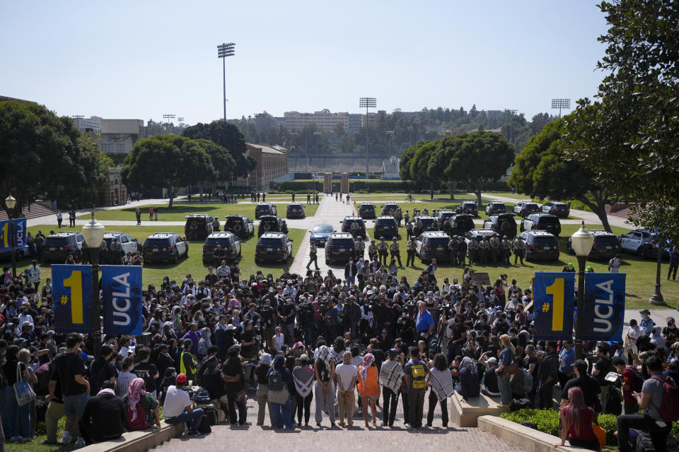 1日白天，UCLA校方在衝突夜間結束後舉辦記者會。（圖／美聯社）