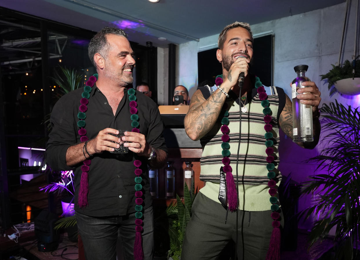 Maluma celebra con Moisés Guidni, de Casa Lumbre, el lanzamiento de su mezcal Contraluz (Foto de Ilya S. Savenok/Getty Images for Contraluz).