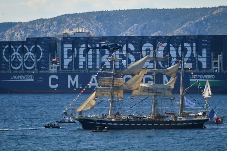 Le trois-mâts Belem transportant la flamme olympique, arrive près du port de Marseille, le 8 mai 2024 (Sylvain THOMAS)