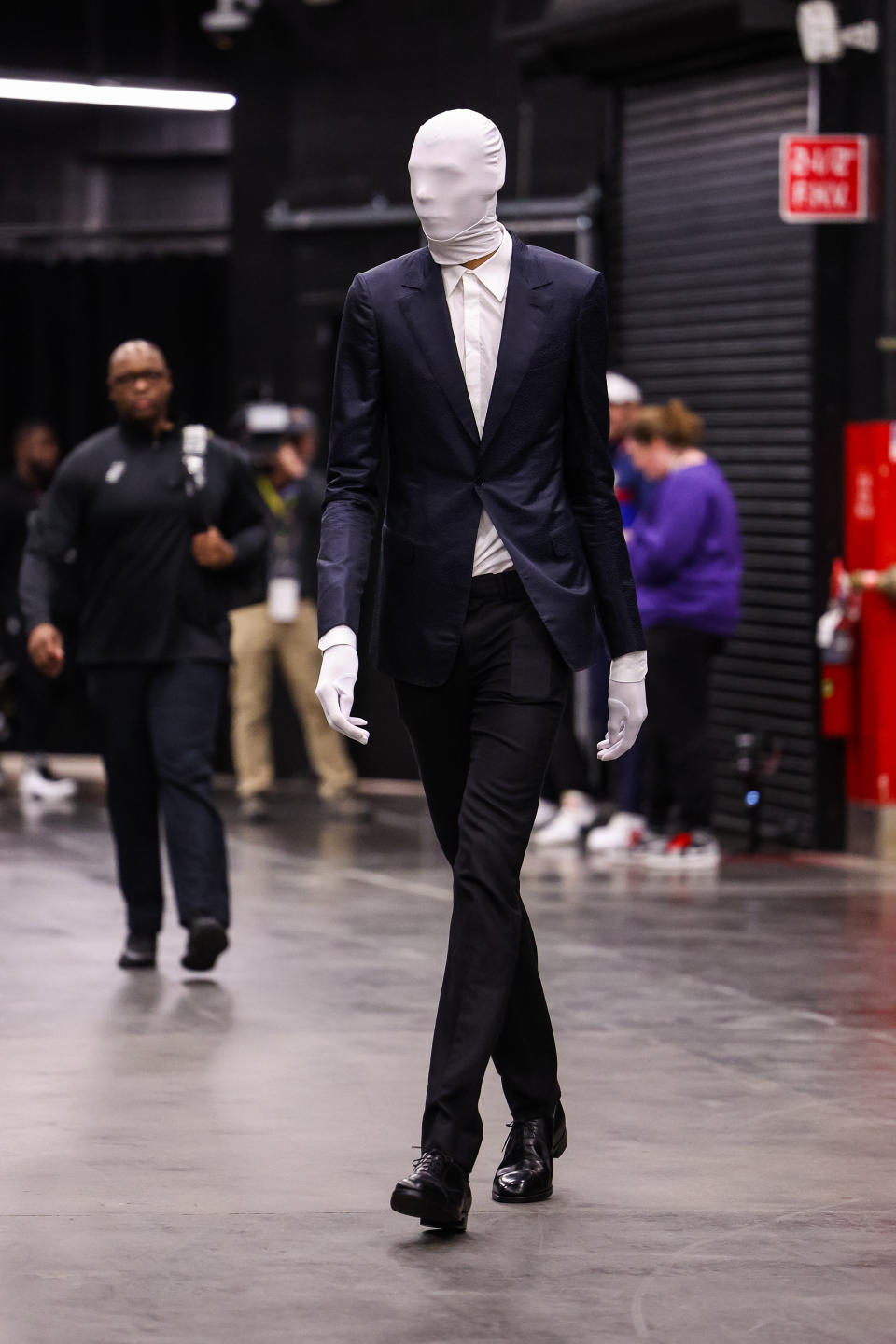 聖安東尼奧馬刺隊超級新秀Victor Wembanyama萬聖節裝扮成Slenderman。（NBA Photo by Mike Christy/Getty Images）