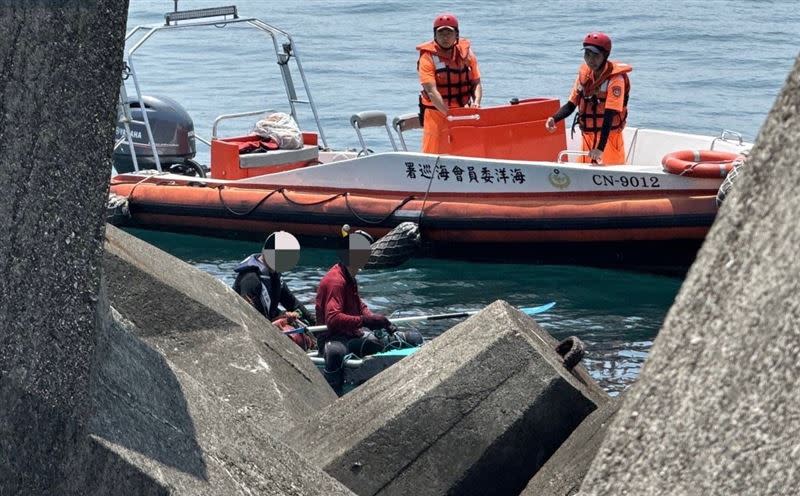 潛水客在沿岸保育海域違規採捕，被海巡隊發現。（圖／翻攝畫面）