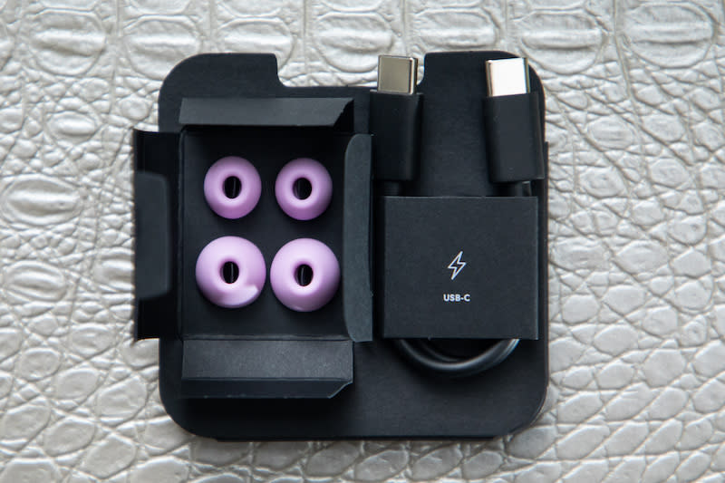 ▲盒裝內另外提供2組不同尺寸，但同色系的耳塞讓用戶更換。