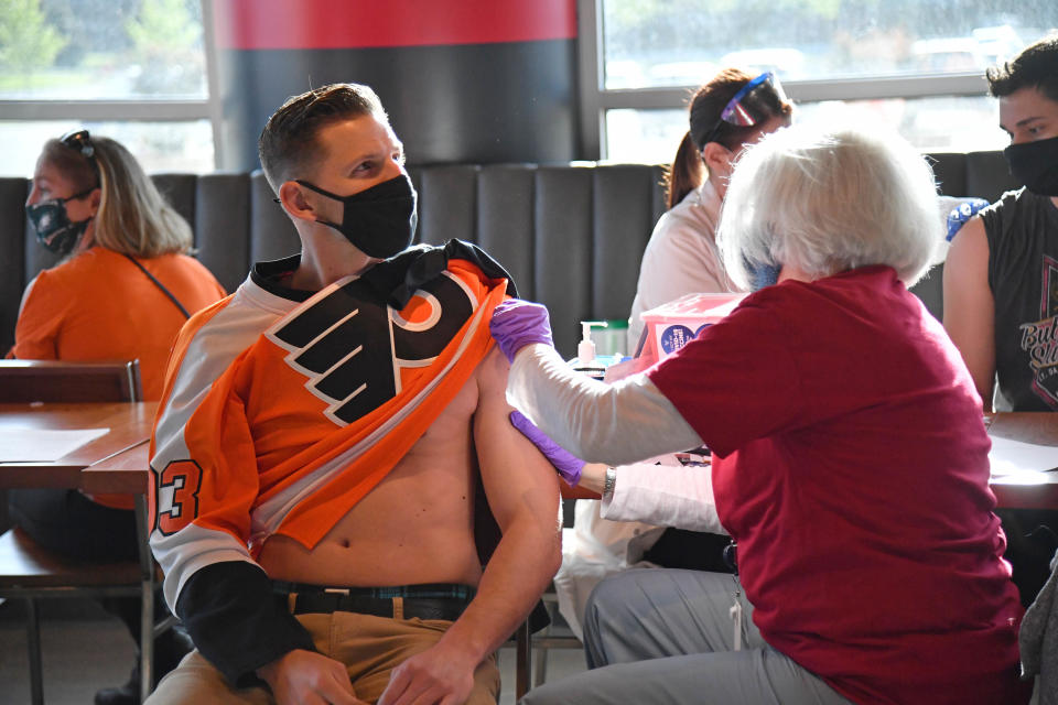 Impfung vor dem Eishockey-Spiel: Dieser Philadelphia Flyers Fan kriegt seine Spritze direkt im Stadion vor dem Spiel gegen die New Jersey Devils. (Bild: Eric Hartline-USA TODAY Sports)