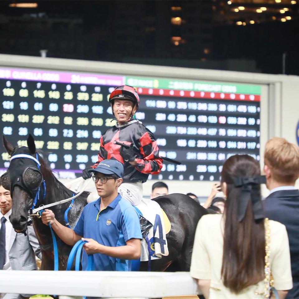 郭富城（右）與方媛一起現身馬場為愛駒加油。（翻攝自HKJC Racing臉書專頁）