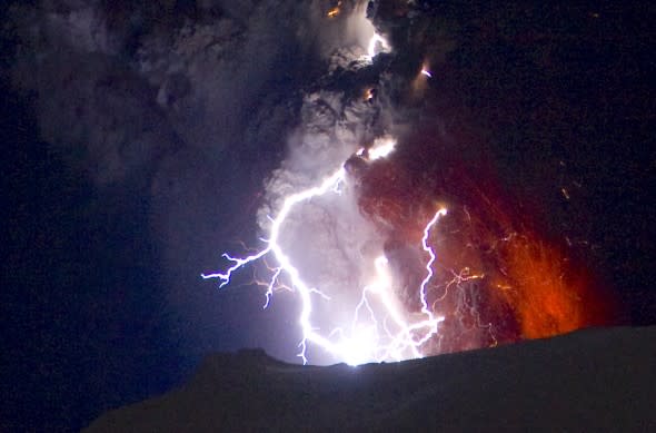 Volcanic lightning Iceland (AP)