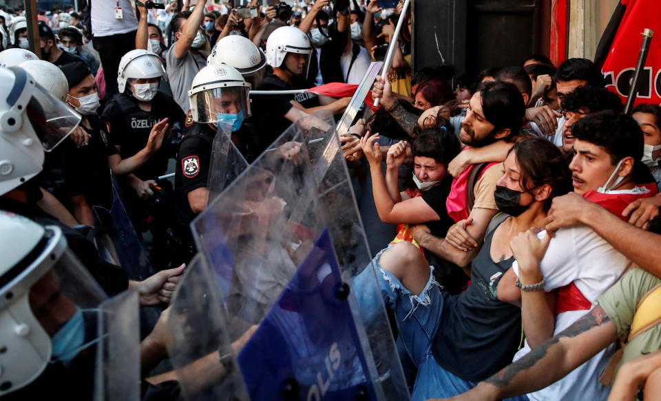 Polizisten gehen in Istanbul gegen eine Demo zum Jahrestag des Anschlags von Suruç vor (Bild: REUTERS/Kemal Aslan)