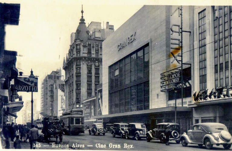 La fachada del Gran Rex junto la marquesina antigua del Tabarís, la que actualmente se llama Multitabarís Comafi