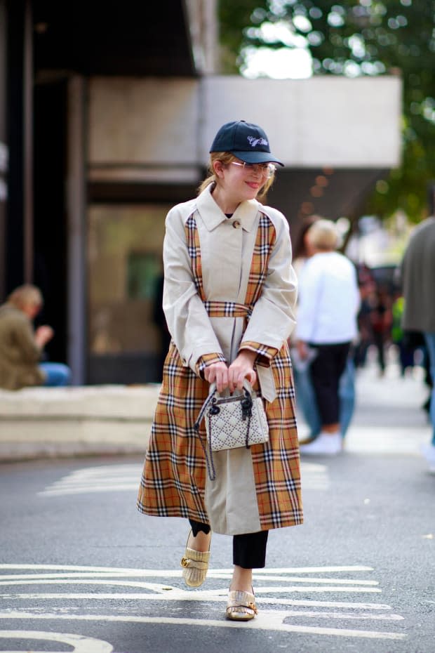 <p>On the street at London Fashion Week Spring 2022. </p><p>Photo: Imaxtree</p>