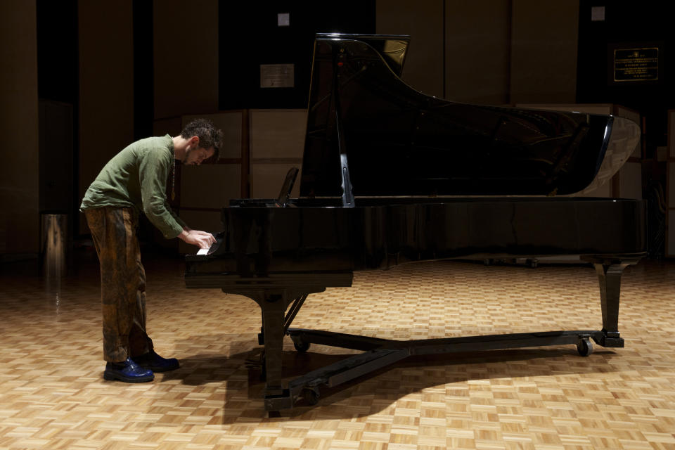 Santiago Prieto de la banda Monsieur Periné toca el piano en un estudio a las afueras de la Ciudad de México el 10 de mayo de 2023. (Foto AP/Moisés Castillo)