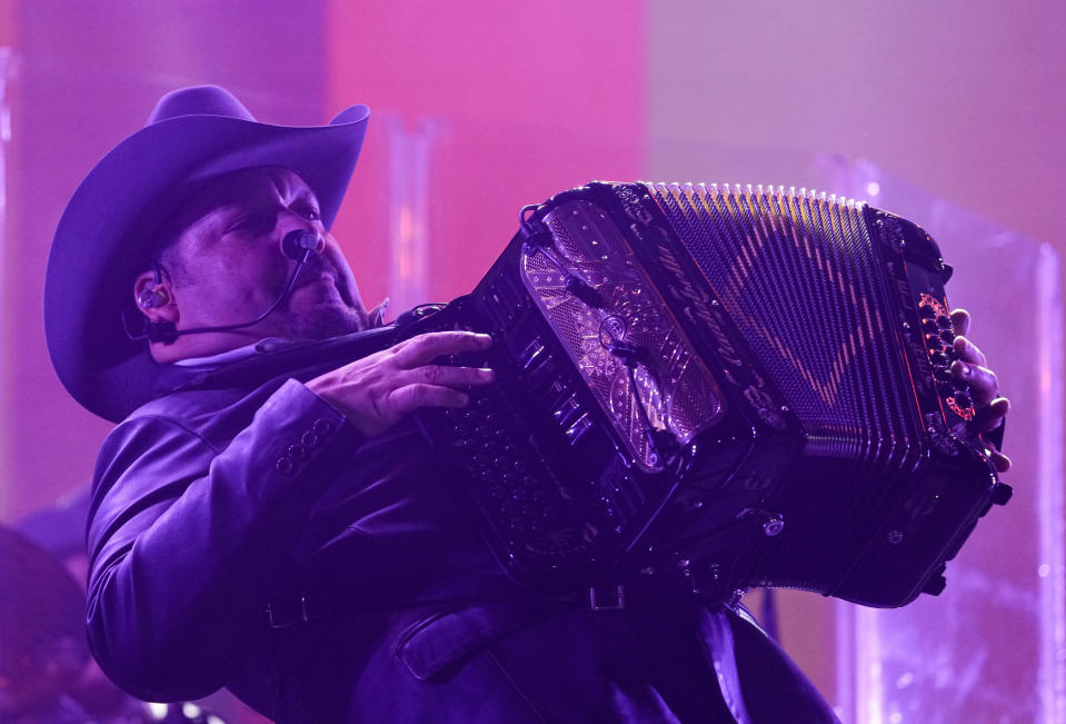 Beto Zapata, cantante de la banda mexicana Pesado, durante su concierto en el segundo día del festival Arre en la Ciudad de México el 10 de septiembre de 2023. (Foto AP/Fernando Llano)