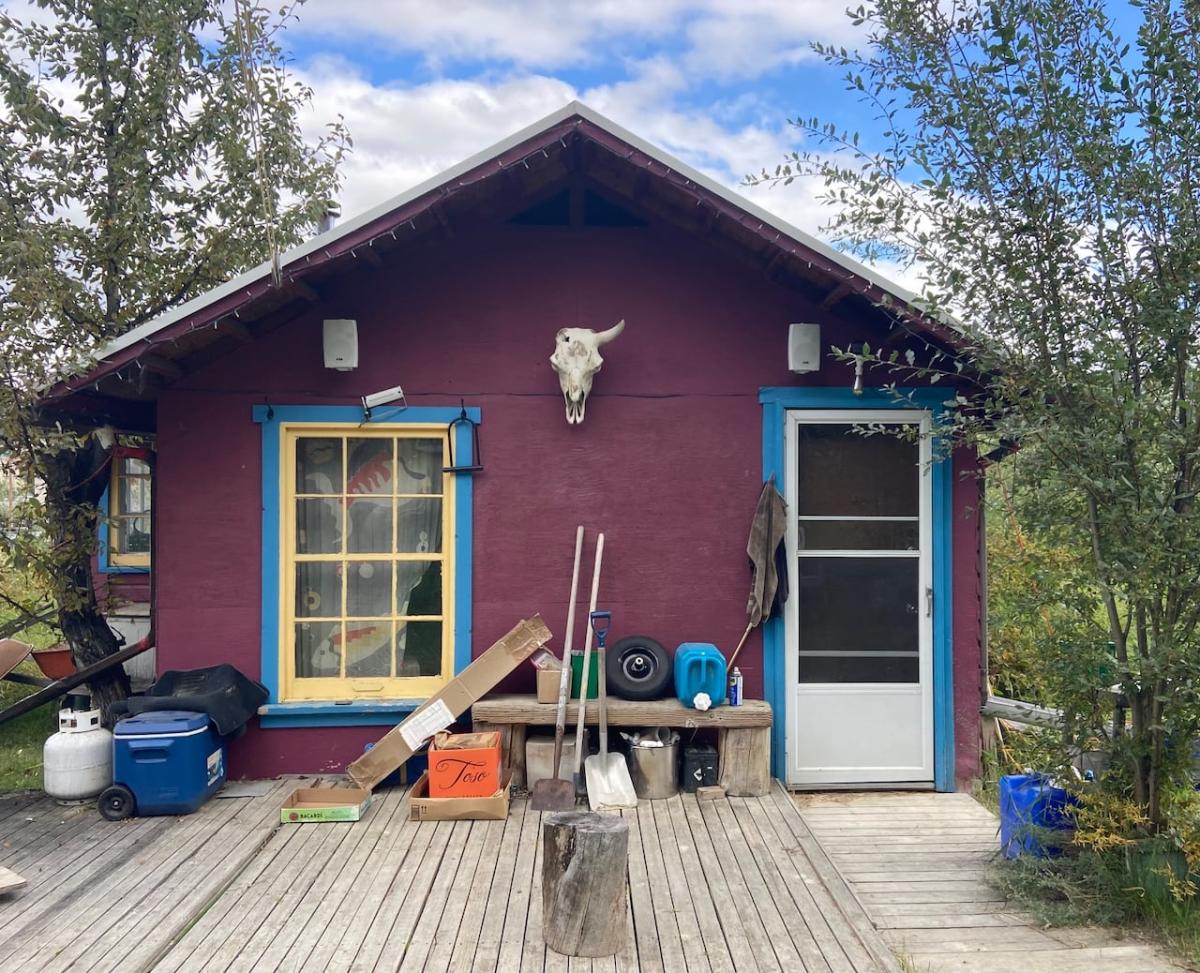 Owner of downtown Whitehorse ‘purple cabin’ ordered to vacate property