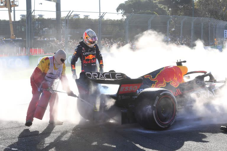 Fuego en el Red Bull de Max Verstappen, que debió abandonar en el Gran Premio de Australia de Fórmula 1.