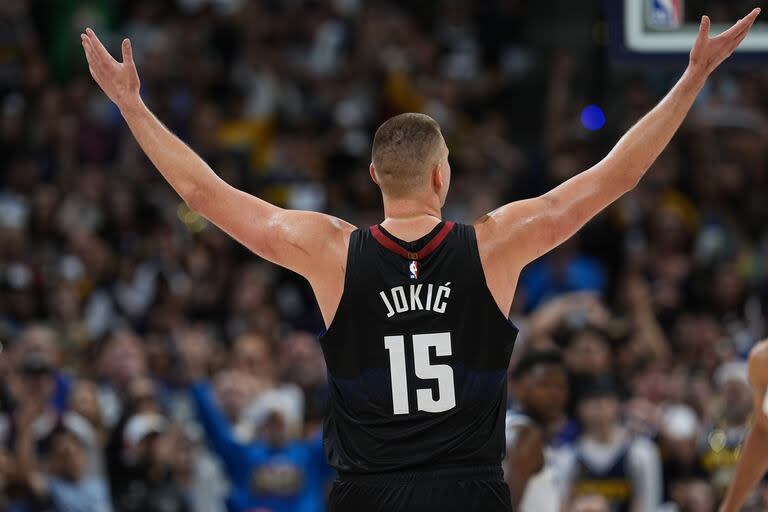 Nikola Jokic anima a su público en una noche redonda para el serbio, que volvió a ser el jugador más valioso