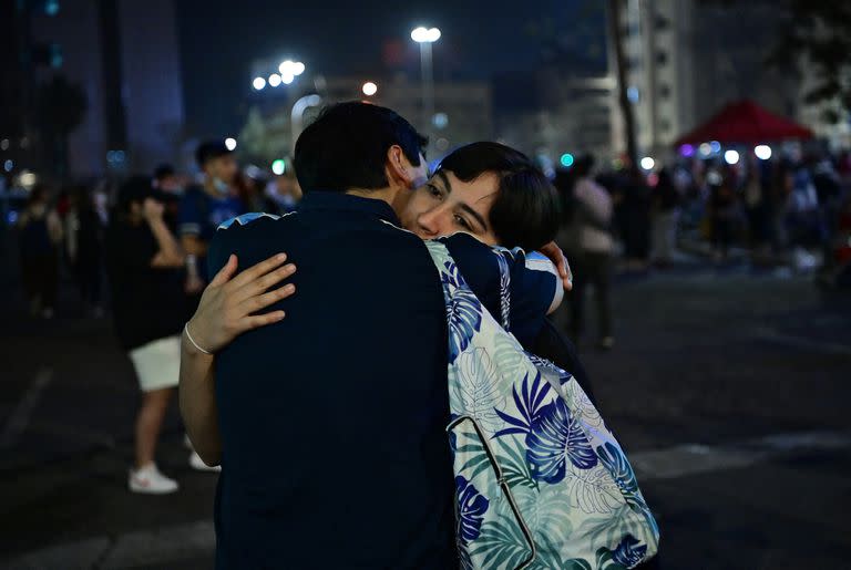 Una pareja que apoya el proyecto de nueva constitución reacciona después de conocer los primeros resultados oficiales del referéndum, en Plaza Italia en Santiago, el 4 de septiembre de 2022