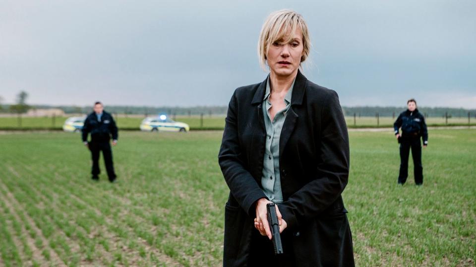 Am Ende der Nacht: Kommissarin Martina Bönisch (Anna Schudt) verfolgt mit Streifenbeamten Verdächtige auf einem Feld. (Bild: WDR / unafilm GmbH / Elliott Kreyenberg)