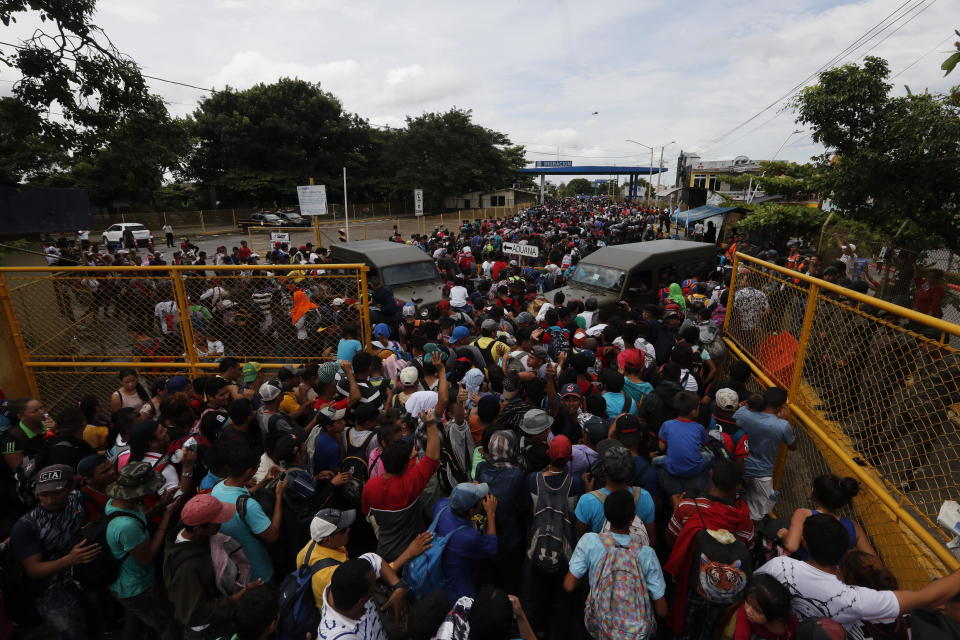 GU501. TECÚN UMÁN (GUATEMALA), 19/10/2018.- Migrantes hondureños llegan a la frontera con México hoy, viernes 19 de octubre de 2018, en Tecún Umán, San Marcos (Guatemala). La caravana, que se dirige hacia Estados Unidos, cruzó a la fuerza el primer cerco policial de unos cien antimotines para dirigirse a la reja que separa a Guatemala de México. EFE/Esteban Biba