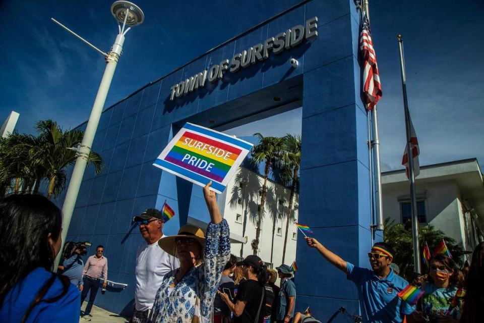 Un grupo de habitantes de Surfside protestó frente al Ayuntamiento contra la decisión de la ciudad de no ondear la bandera LGBTQ para el mes del Orgullo, el 28 de junio de 2022.