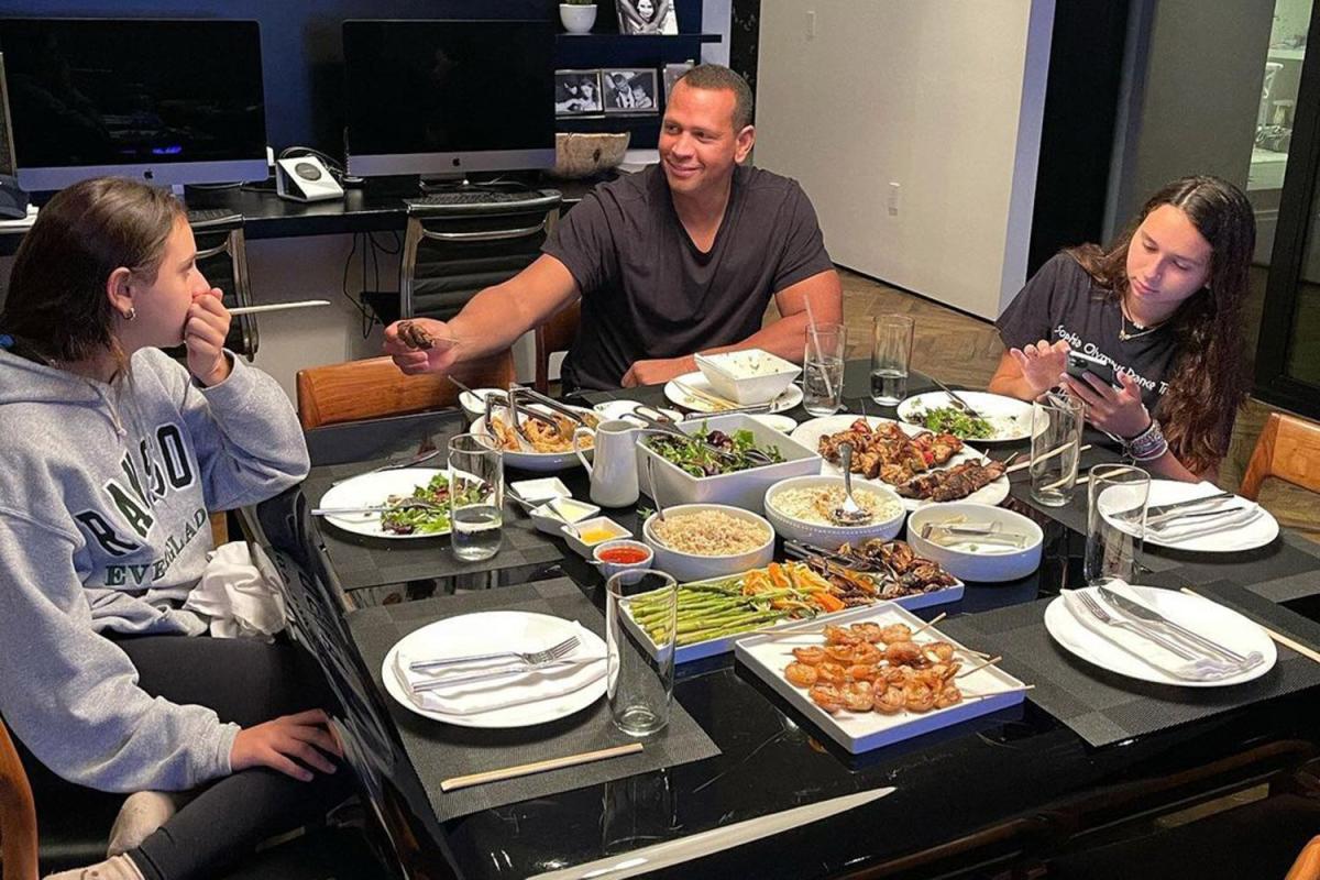 Alex Rodriguez Enjoys 'Dinner Date' with His Daughters After Jennifer ...