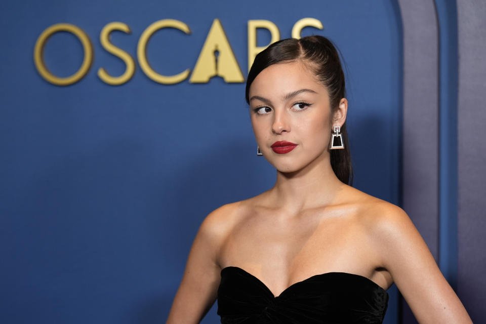 Olivia Rodrigo llega a los Premios de los Gobernadores el martes 9 de enero de 2024 en el Dolby Ballroom en Los Angeles. (Foto AP/Chris Pizzello)