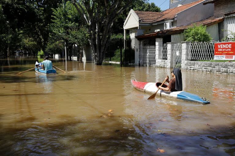 Los vecinos salieron a andar en kayak en las calles inundadas en Tigre