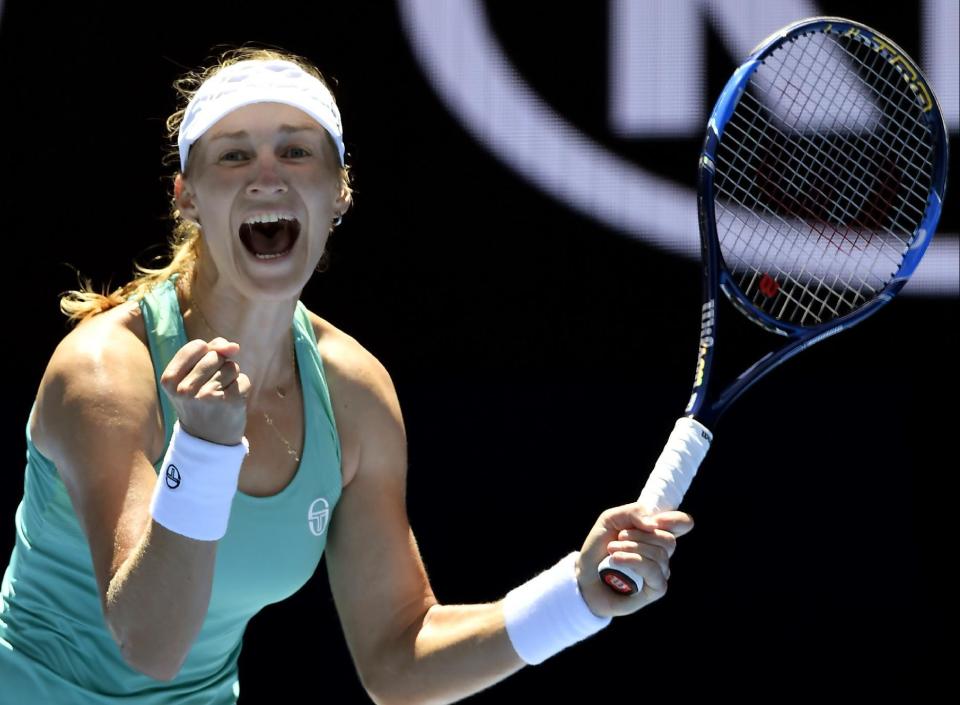 La rusa Ekaterina Makarova celebra luego de doblegar a la eslovaca Dominika Cibulkova en la tercera ronda del Abierto de Australia, el sábado 21 de enero de 2017 (AP Foto/Andy Brownbill)