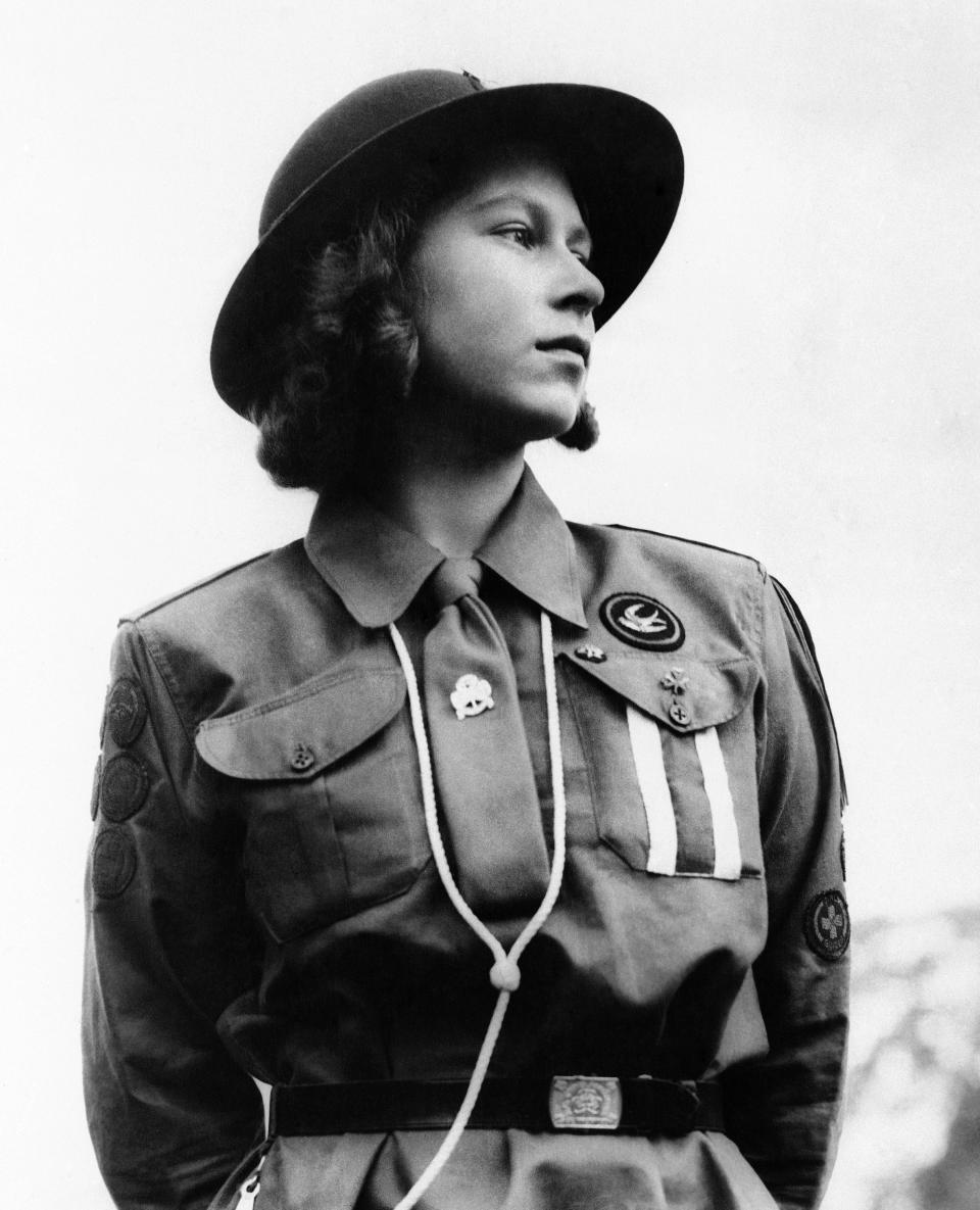 ARCHIVO - En esta foto del 17 de agosto de 1943, la princesa Isabel de Gran Bretaña posa para una foto con un uniforme de las Girl Guides, en Windsor Great Park, en Windsor, Inglaterra. La reina Isabel II falleció el 8 de septiembre de 2022 a los 96 años, informó el Palacio de Buckingham. (Foto AP, archivo)