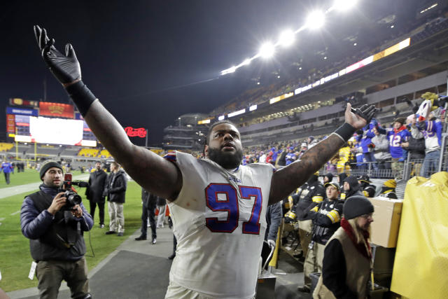 Bills bring back Shaq Lawson on 1-year deal