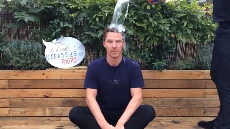 Okay, an der Ice Bucket Challenge nahmen damals jede Menge Promis teil. Aber gleich zweimal? Das schaffte nur Benedict Cumberbatch, der sich ohnehin selbst nicht zu ernst nimmt. Klaglos stellte er sich der Herausforderung. Zumindest beim ersten Mal. (Bild: www.youtube.com)