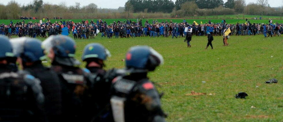 Une seconde personne est dans le coma après avoir participé à la manifestation contre les « mégabassines » à Sainte-Soline, samedi.  - Credit:ANTOINE BERLIOZ / Hans Lucas / Hans Lucas via AFP