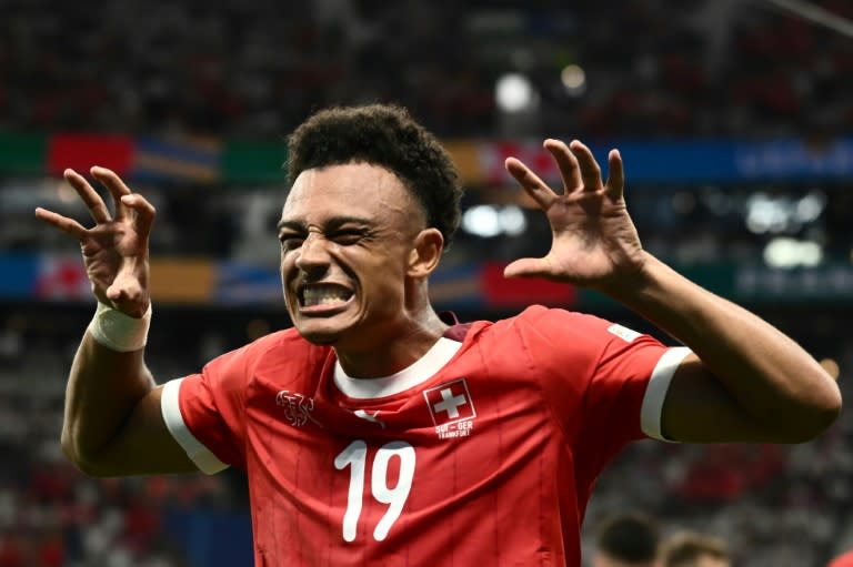 El delantero de Suiza Dan Ndoye celebra el primer gol de su equipo en el partido del grupo A de la Eurocopa-2024 entre Suiza y Alemania en el Fráncfort Arena de Fráncfort, el 23 de junio de 2024 (Angelos TZORTZINIS)