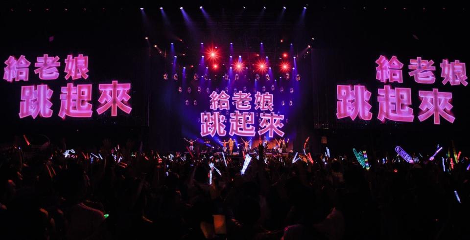 台北小巨蛋不能唱的〈三天三夜〉不但在高雄加碼改編，「老娘」張惠妹還下令全場跳起來。
