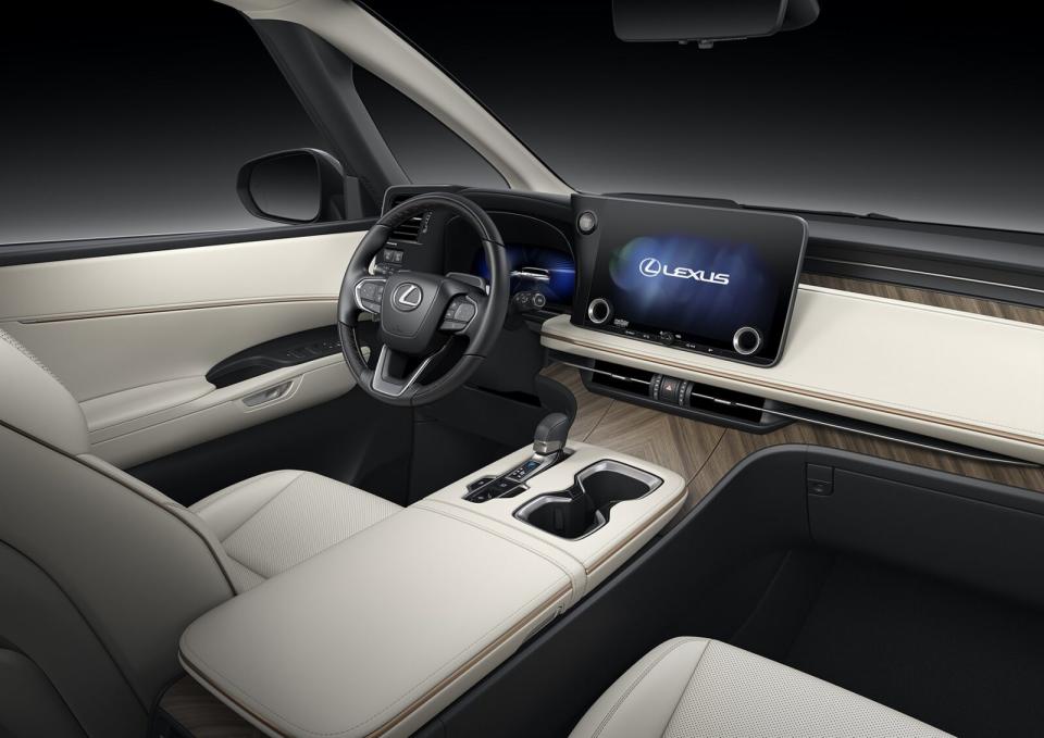 和RX相仿的控檯規劃，駕車更舒適安全。