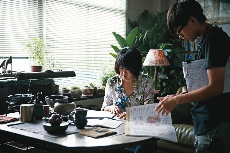 陳芯宜（左）從個人經驗出發寫成《四樓的天堂》，並與團隊花費1年多的時間做田調。（公視提供）