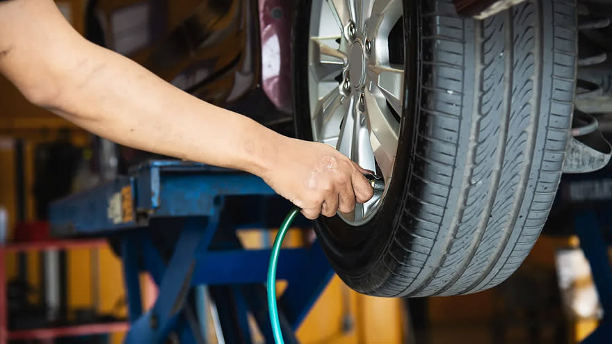 Los neumáticos valen al menos 100 dólares más caros por unidad