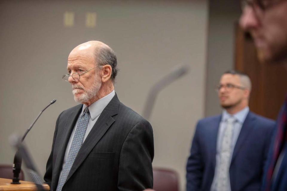 El abogado Larry S. Davis en la audiencia clave para Robert Wood, una de las personas arrestadas por fraude electoral por el grupo de trabajo contra el fraude electoral del gobernador DeSantis en el Tribunal Penal de Miami, el viernes 7 de octubre de 2022.