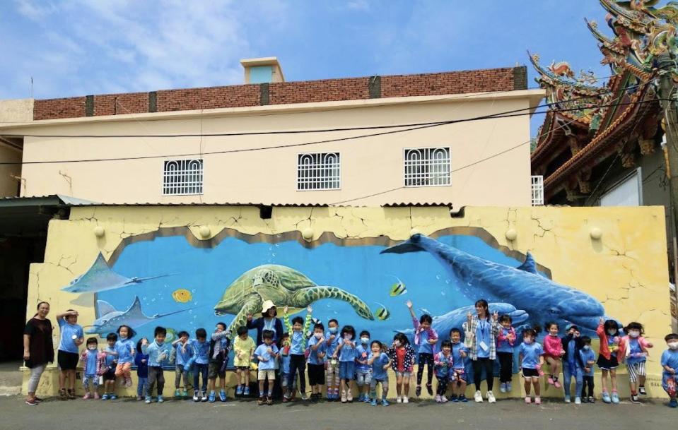 汕尾國小為老舊社區彩繪牆面。   圖：高雄市教育局/提供