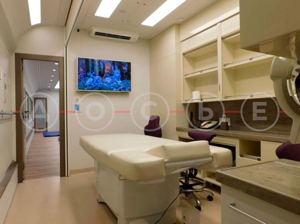 The medical suite includes a lung ventilator, defibrillator and a patient monitor (Dossier Center)