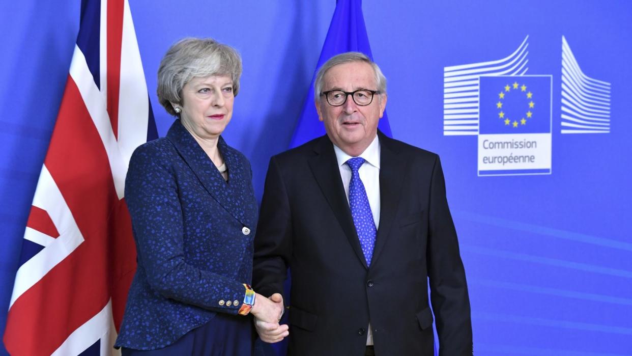 Jean-Claude Juncker empfängt Theresa May am Hauptsitz der Europäischen Kommission. Foto: Geert Vanden Wijngaert/AP