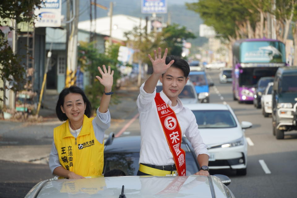 宋國鼎（右）去年代表時力參選苗栗縣長選戰，獲得近4萬票。翻攝宋國鼎臉書