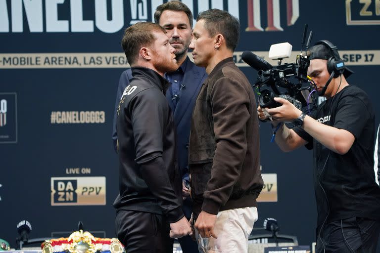 Canelo Alvarez y Gennady Golovkin posan durante la conferencia de prensa antes de la pelea 